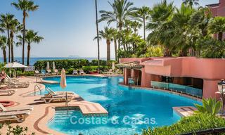 Appartement de luxe rénové avec vue dégagée sur la mer à vendre, en première ligne de plage, entre Marbella et Estepona 783434 