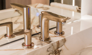 Appartement de luxe rénové avec vue dégagée sur la mer à vendre, en première ligne de plage, entre Marbella et Estepona 783441 