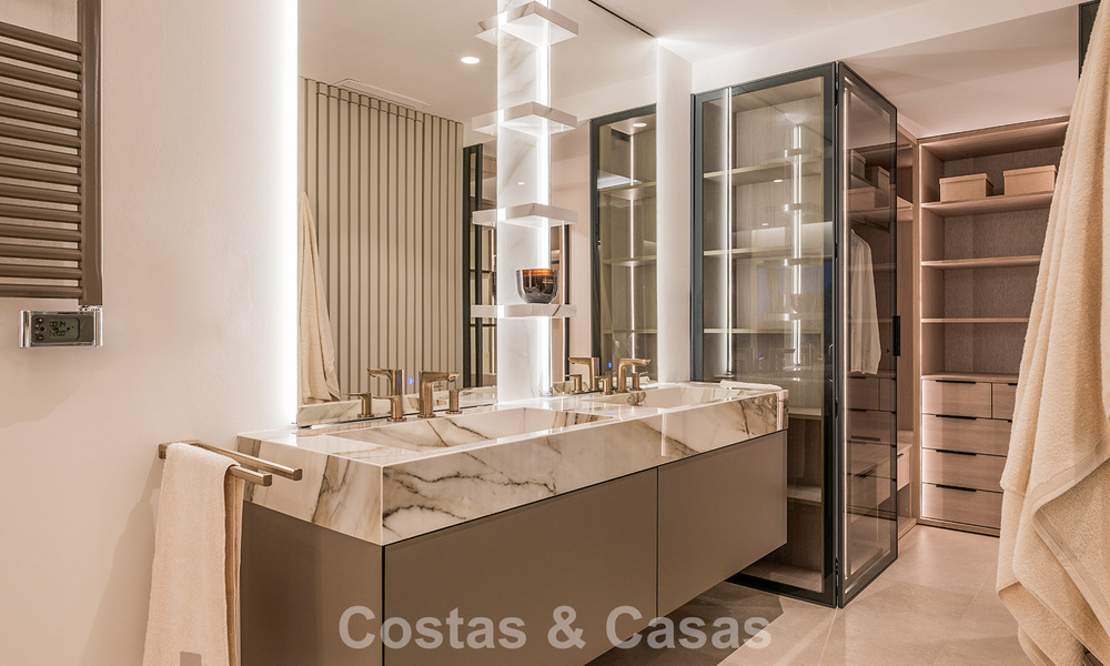 Appartement de luxe rénové avec vue dégagée sur la mer à vendre, en première ligne de plage, entre Marbella et Estepona 783443