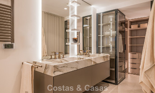 Appartement de luxe rénové avec vue dégagée sur la mer à vendre, en première ligne de plage, entre Marbella et Estepona 783443 