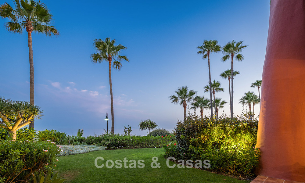 Appartement de luxe rénové avec vue dégagée sur la mer à vendre, en première ligne de plage, entre Marbella et Estepona 783444