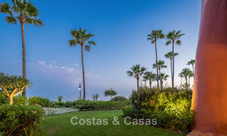 Appartement de luxe rénové avec vue dégagée sur la mer à vendre, en première ligne de plage, entre Marbella et Estepona 783444 