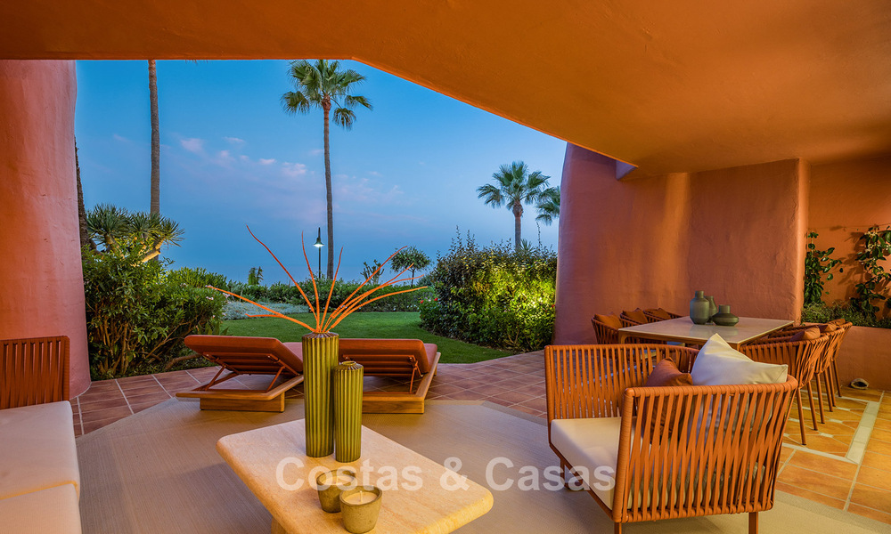 Appartement de luxe rénové avec vue dégagée sur la mer à vendre, en première ligne de plage, entre Marbella et Estepona 783445