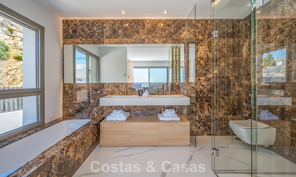 Appartement sophistiqué avec vue sur la mer à vendre dans une résidence fermée sur les collines de Marbella - Benahavis 783450