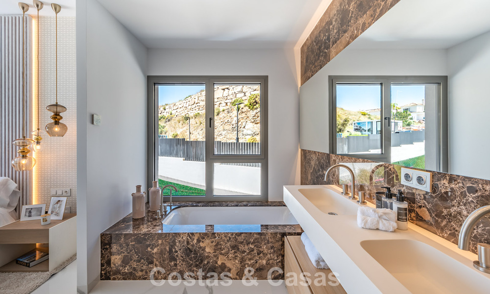 Appartement sophistiqué avec vue sur la mer à vendre dans une résidence fermée sur les collines de Marbella - Benahavis 783497