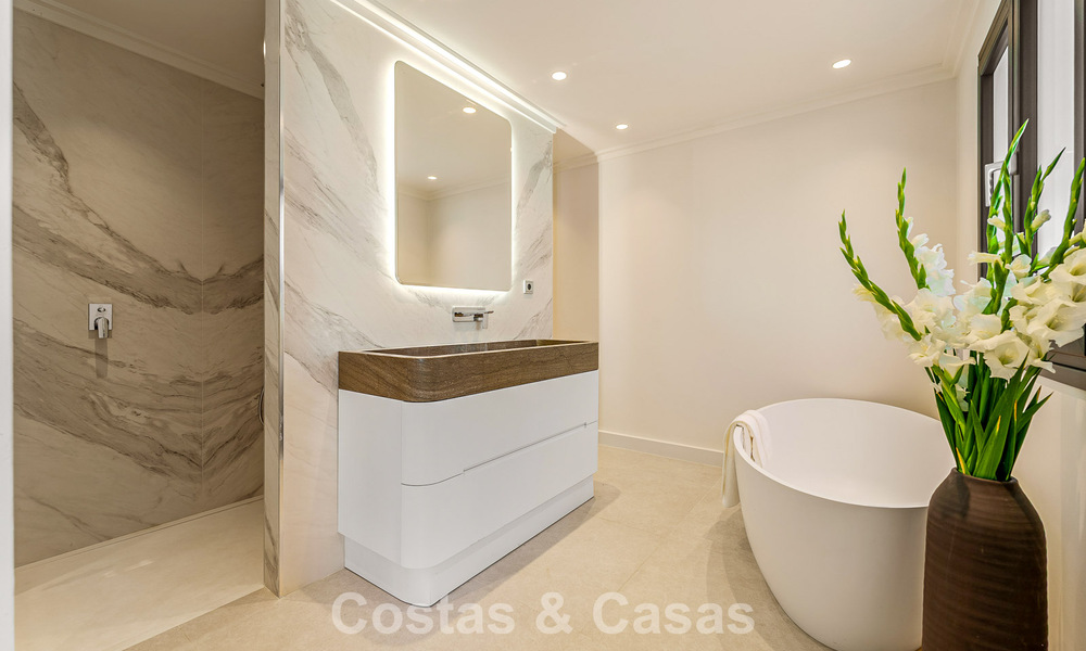 Maison de ville de style méditerranéen luxueusement rénovée à vendre en front de mer sur le Golden Mile de Marbella 782799