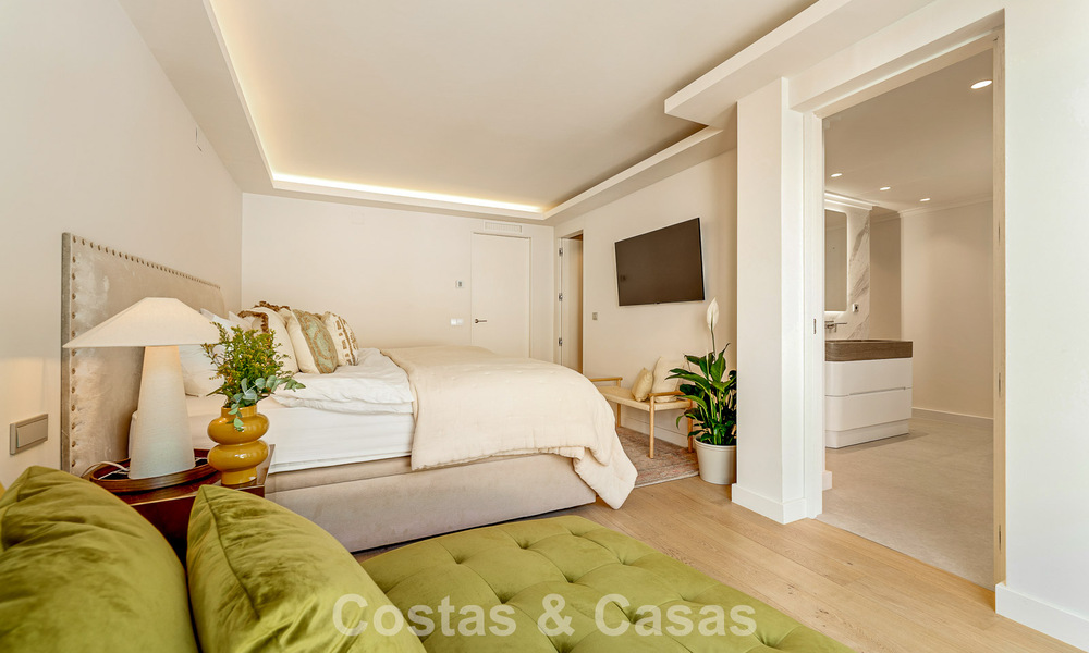 Maison de ville de style méditerranéen luxueusement rénovée à vendre en front de mer sur le Golden Mile de Marbella 782800