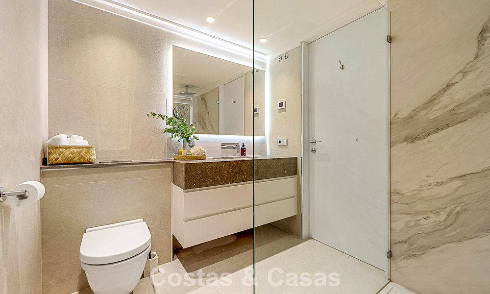 Maison de ville de style méditerranéen luxueusement rénovée à vendre en front de mer sur le Golden Mile de Marbella 782802