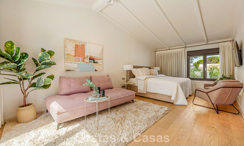 Maison de ville de style méditerranéen luxueusement rénovée à vendre en front de mer sur le Golden Mile de Marbella 782804