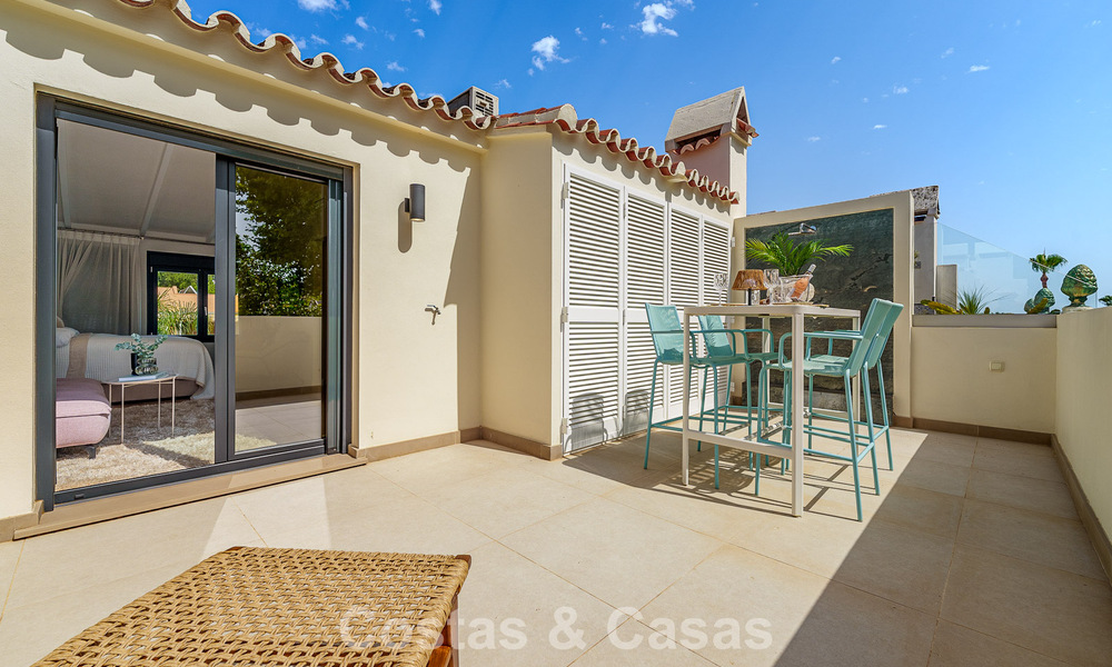Maison de ville de style méditerranéen luxueusement rénovée à vendre en front de mer sur le Golden Mile de Marbella 782808
