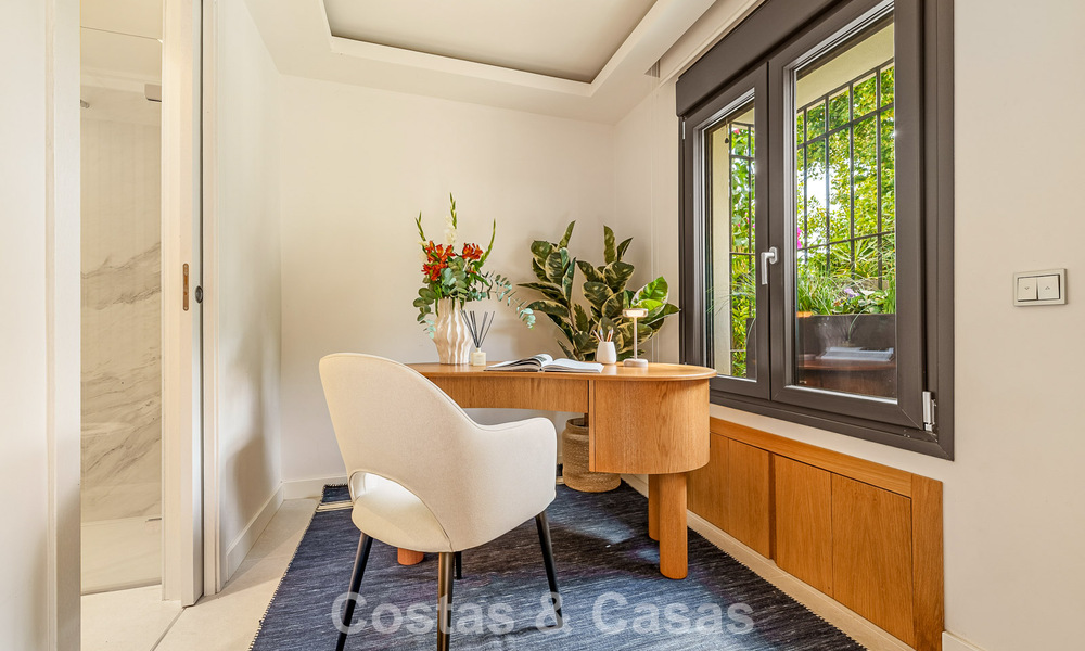 Maison de ville de style méditerranéen luxueusement rénovée à vendre en front de mer sur le Golden Mile de Marbella 782810