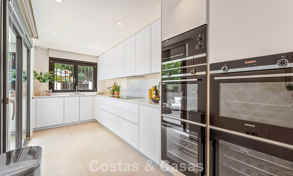 Maison de ville de style méditerranéen luxueusement rénovée à vendre en front de mer sur le Golden Mile de Marbella 782812