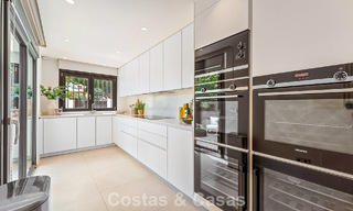 Maison de ville de style méditerranéen luxueusement rénovée à vendre en front de mer sur le Golden Mile de Marbella 782812 