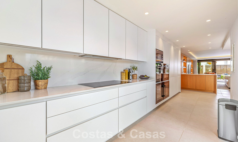 Maison de ville de style méditerranéen luxueusement rénovée à vendre en front de mer sur le Golden Mile de Marbella 782813