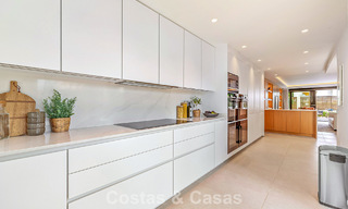 Maison de ville de style méditerranéen luxueusement rénovée à vendre en front de mer sur le Golden Mile de Marbella 782813 