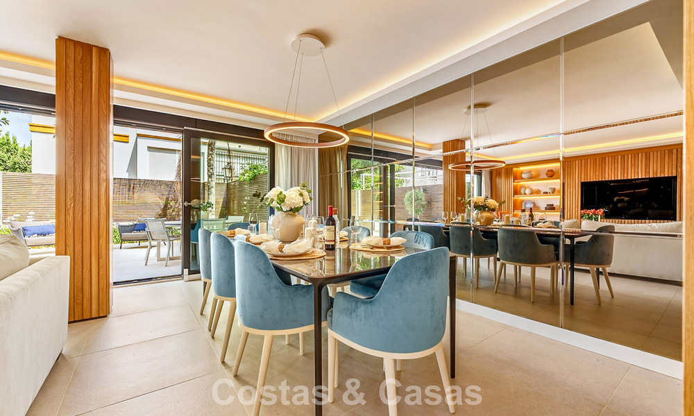 Maison de ville de style méditerranéen luxueusement rénovée à vendre en front de mer sur le Golden Mile de Marbella 782816