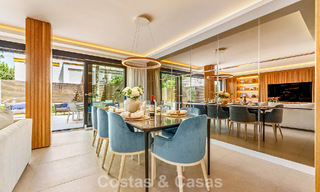 Maison de ville de style méditerranéen luxueusement rénovée à vendre en front de mer sur le Golden Mile de Marbella 782816 