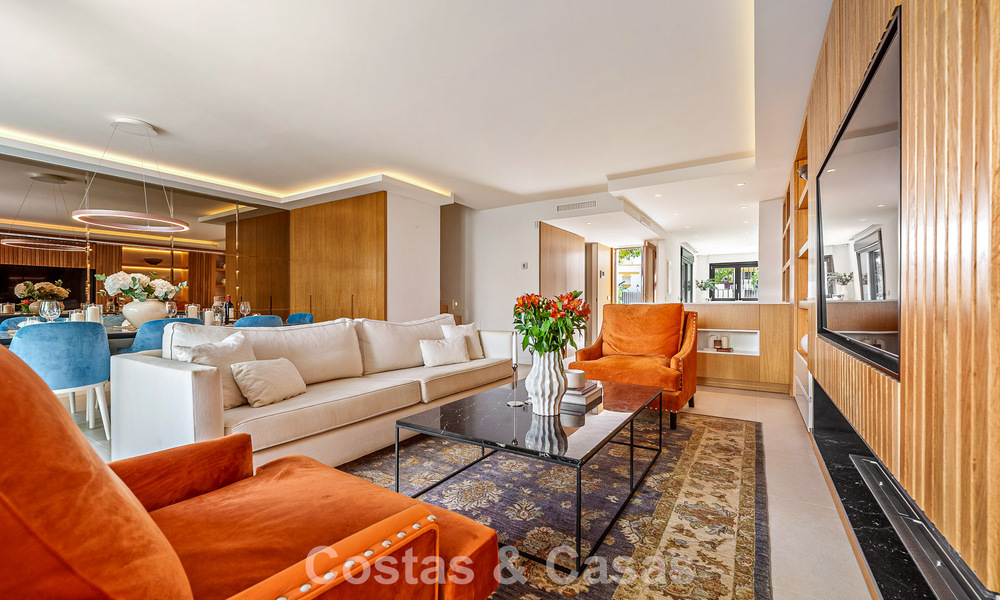 Maison de ville de style méditerranéen luxueusement rénovée à vendre en front de mer sur le Golden Mile de Marbella 782818