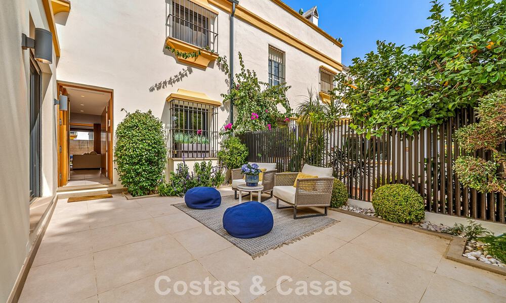 Maison de ville de style méditerranéen luxueusement rénovée à vendre en front de mer sur le Golden Mile de Marbella 782821