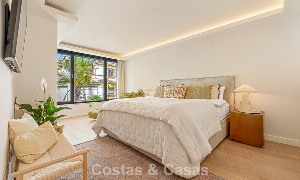 Maison de ville de style méditerranéen luxueusement rénovée à vendre en front de mer sur le Golden Mile de Marbella 782822
