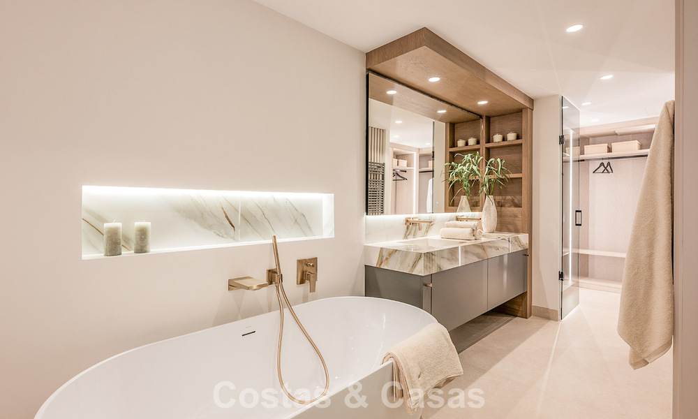 Appartement modernisé et de haute qualité en bord de mer avec vue sur la mer, jardin et piscine privés, Marbella - Estepona 782609