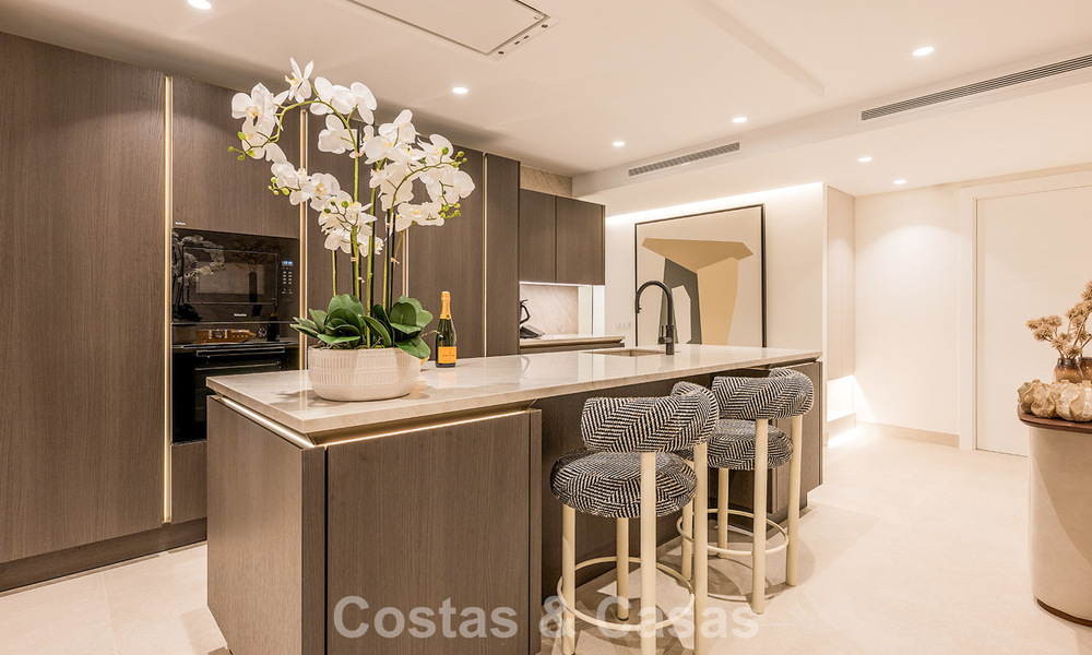 Appartement modernisé et de haute qualité en bord de mer avec vue sur la mer, jardin et piscine privés, Marbella - Estepona 782610