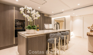 Appartement modernisé et de haute qualité en bord de mer avec vue sur la mer, jardin et piscine privés, Marbella - Estepona 782610 