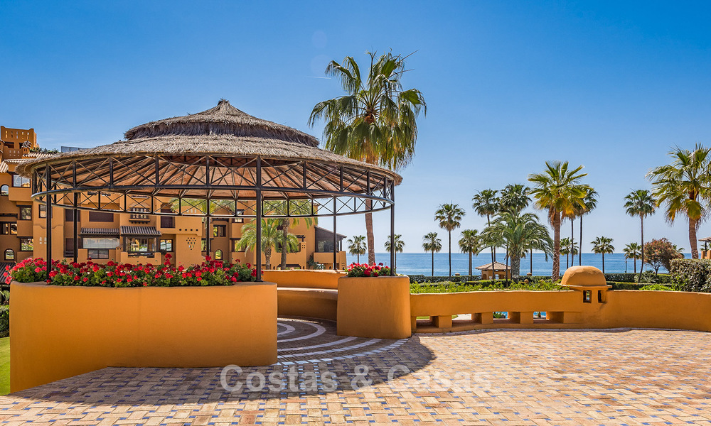 Appartement modernisé et de haute qualité en bord de mer avec vue sur la mer, jardin et piscine privés, Marbella - Estepona 782614