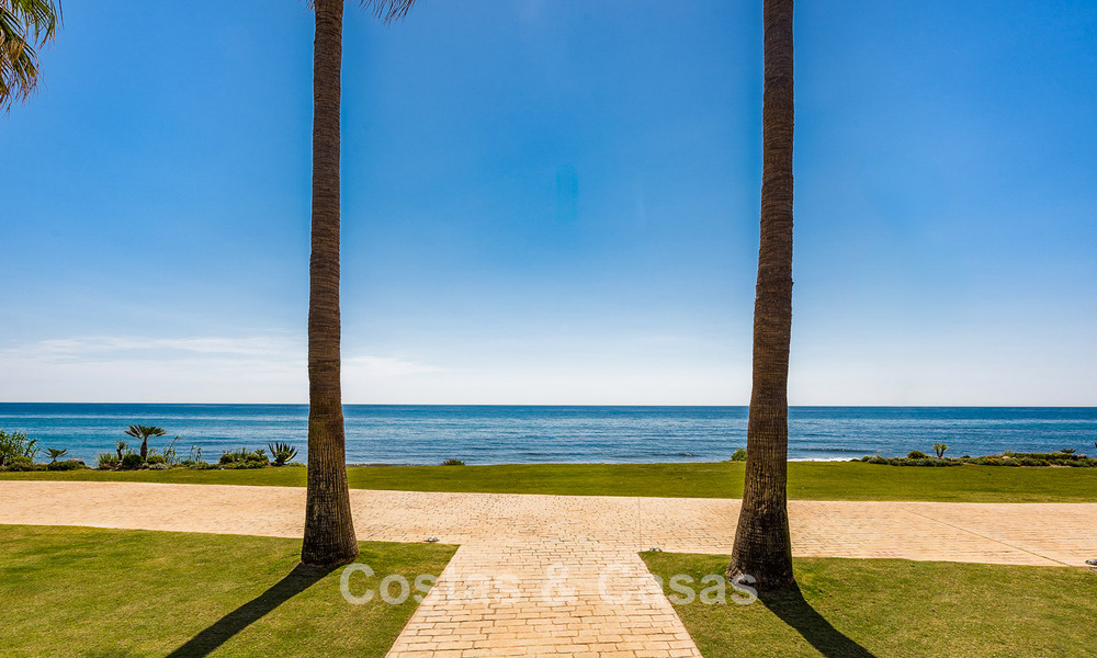 Appartement modernisé et de haute qualité en bord de mer avec vue sur la mer, jardin et piscine privés, Marbella - Estepona 782615