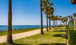 Appartement modernisé et de haute qualité en bord de mer avec vue sur la mer, jardin et piscine privés, Marbella - Estepona 782616 