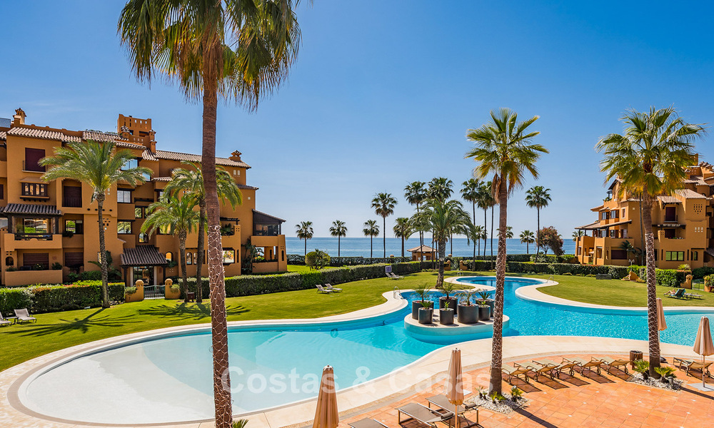Appartement modernisé et de haute qualité en bord de mer avec vue sur la mer, jardin et piscine privés, Marbella - Estepona 782617