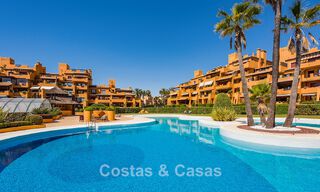Appartement modernisé et de haute qualité en bord de mer avec vue sur la mer, jardin et piscine privés, Marbella - Estepona 782618 