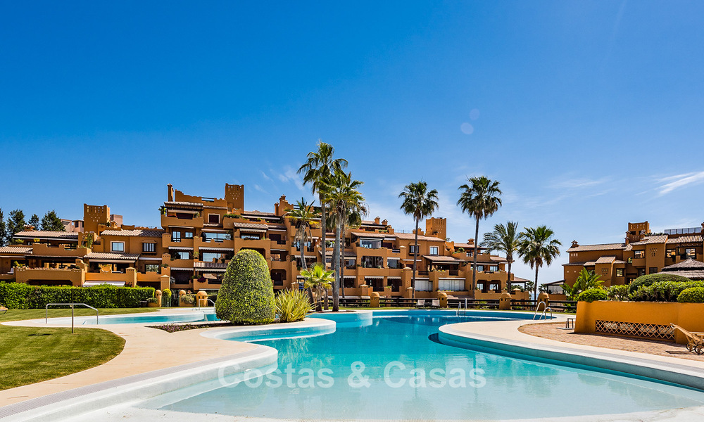 Appartement modernisé et de haute qualité en bord de mer avec vue sur la mer, jardin et piscine privés, Marbella - Estepona 782619