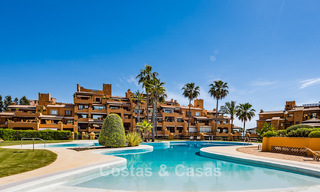 Appartement modernisé et de haute qualité en bord de mer avec vue sur la mer, jardin et piscine privés, Marbella - Estepona 782619 