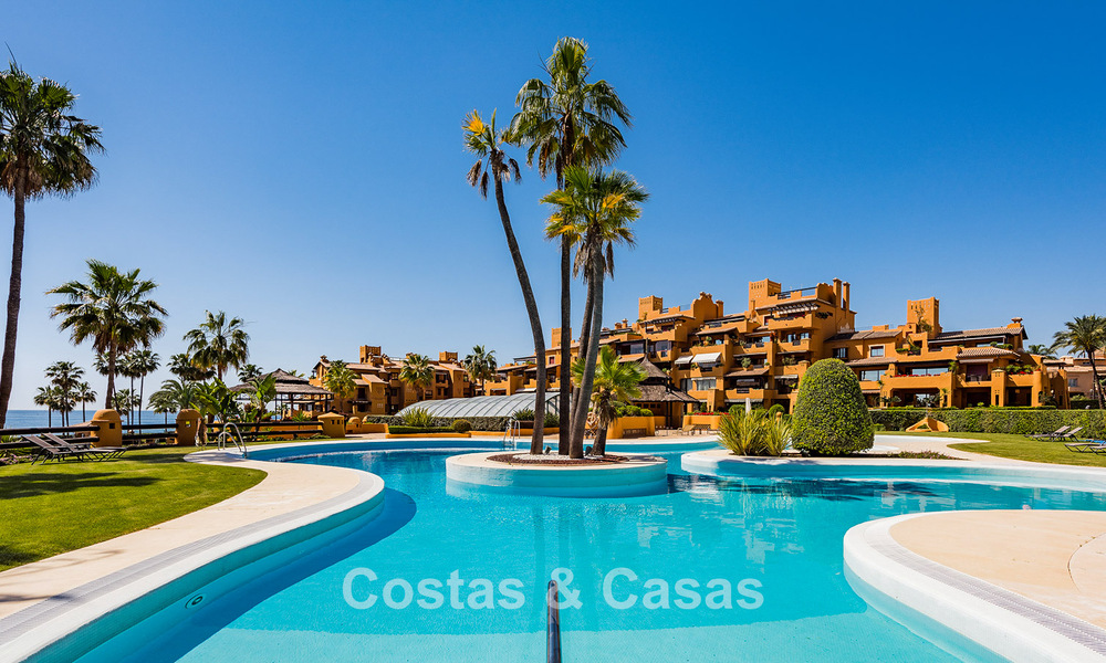 Appartement modernisé et de haute qualité en bord de mer avec vue sur la mer, jardin et piscine privés, Marbella - Estepona 782620