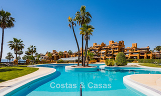 Appartement modernisé et de haute qualité en bord de mer avec vue sur la mer, jardin et piscine privés, Marbella - Estepona 782620 