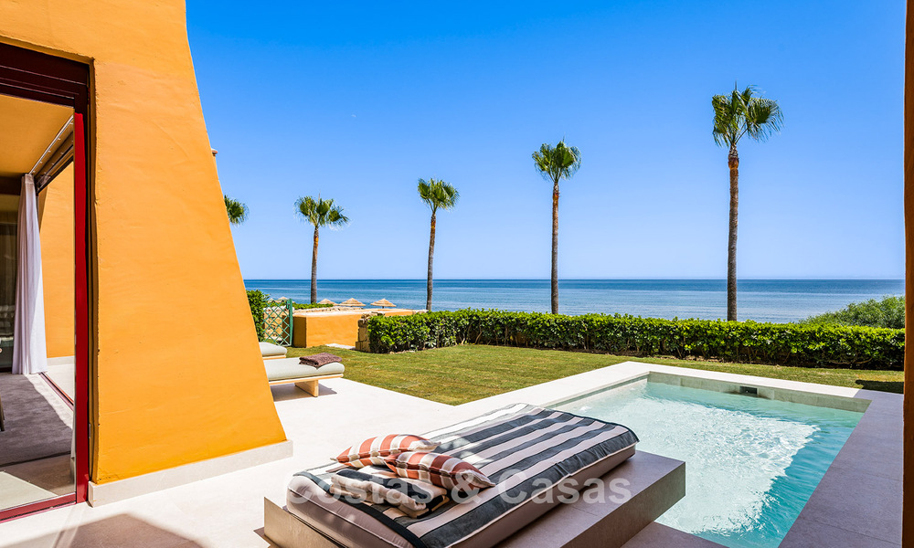 Appartement modernisé et de haute qualité en bord de mer avec vue sur la mer, jardin et piscine privés, Marbella - Estepona 782621