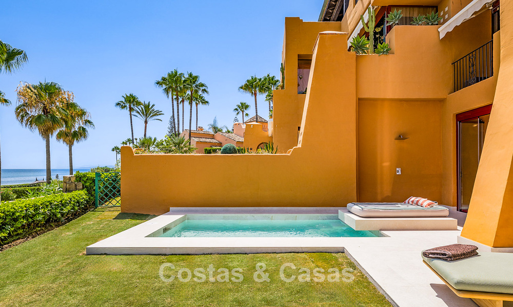 Appartement modernisé et de haute qualité en bord de mer avec vue sur la mer, jardin et piscine privés, Marbella - Estepona 782623