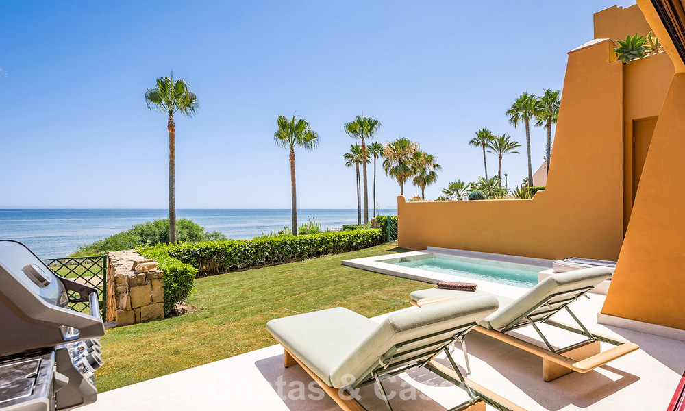 Appartement modernisé et de haute qualité en bord de mer avec vue sur la mer, jardin et piscine privés, Marbella - Estepona 782624