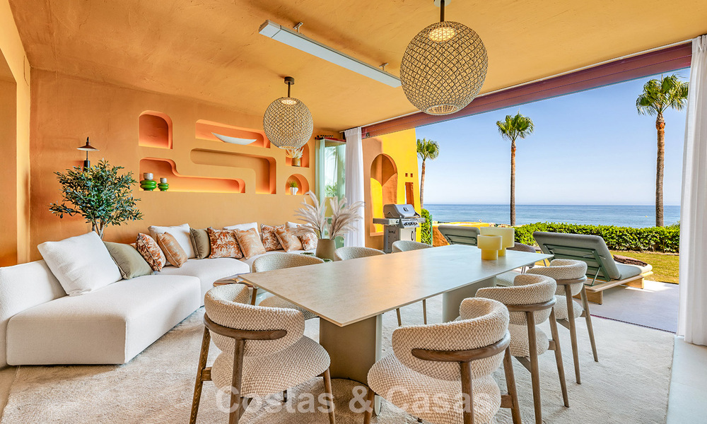 Appartement modernisé et de haute qualité en bord de mer avec vue sur la mer, jardin et piscine privés, Marbella - Estepona 782625