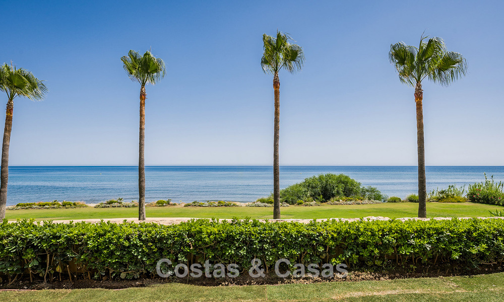 Appartement modernisé et de haute qualité en bord de mer avec vue sur la mer, jardin et piscine privés, Marbella - Estepona 782626