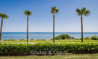 Appartement modernisé et de haute qualité en bord de mer avec vue sur la mer, jardin et piscine privés, Marbella - Estepona 782626 