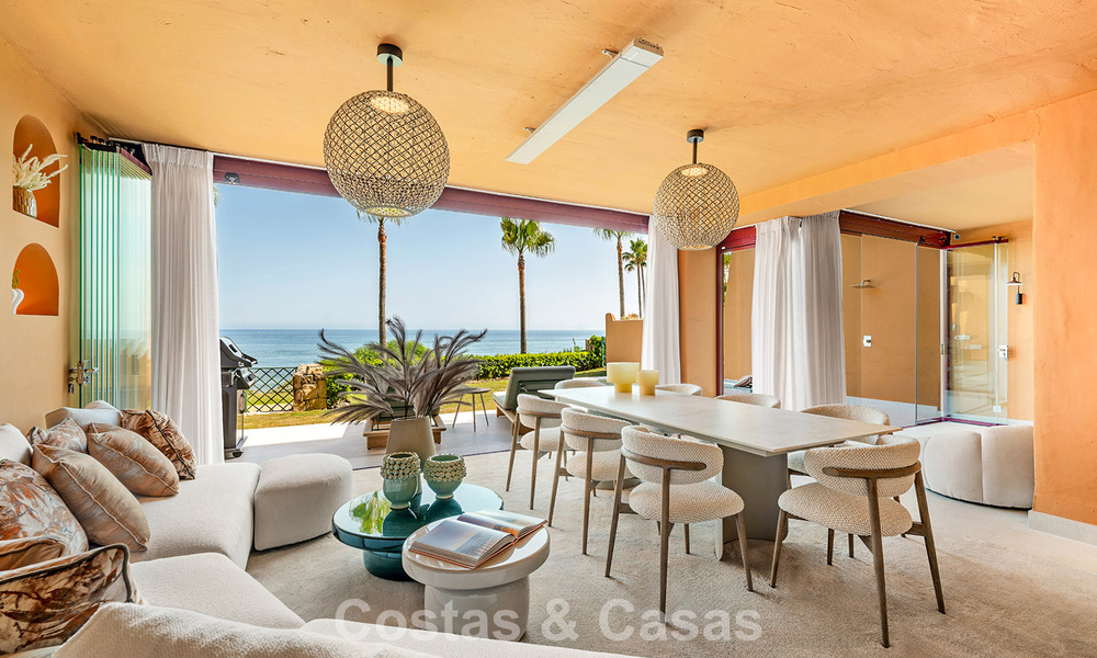 Appartement modernisé et de haute qualité en bord de mer avec vue sur la mer, jardin et piscine privés, Marbella - Estepona 782629