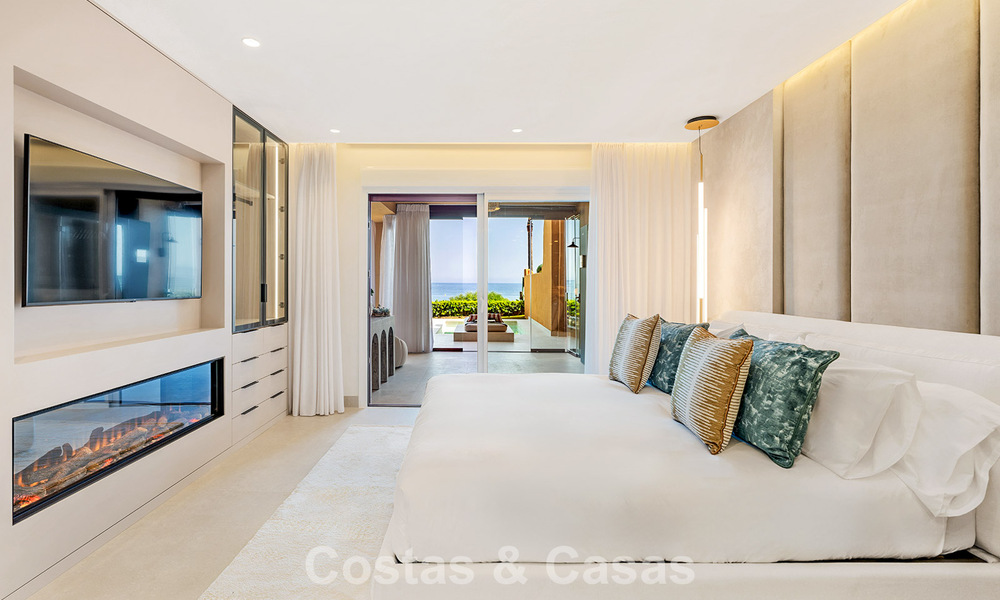Appartement modernisé et de haute qualité en bord de mer avec vue sur la mer, jardin et piscine privés, Marbella - Estepona 782632