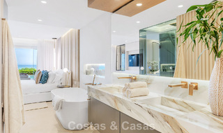 Appartement modernisé et de haute qualité en bord de mer avec vue sur la mer, jardin et piscine privés, Marbella - Estepona 782633 