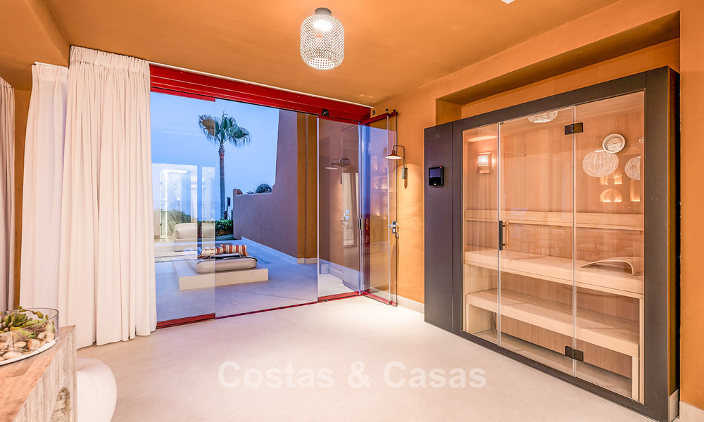 Appartement modernisé et de haute qualité en bord de mer avec vue sur la mer, jardin et piscine privés, Marbella - Estepona 782640