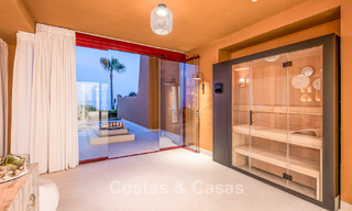 Appartement modernisé et de haute qualité en bord de mer avec vue sur la mer, jardin et piscine privés, Marbella - Estepona 782640 