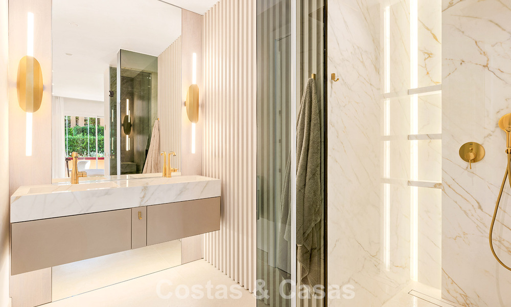 Appartement modernisé et de haute qualité en bord de mer avec vue sur la mer, jardin et piscine privés, Marbella - Estepona 782644