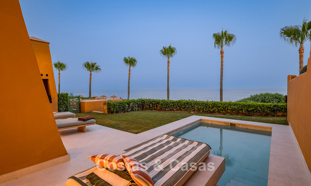 Appartement modernisé et de haute qualité en bord de mer avec vue sur la mer, jardin et piscine privés, Marbella - Estepona 782645