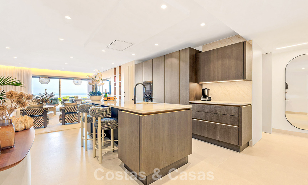 Appartement modernisé et de haute qualité en bord de mer avec vue sur la mer, jardin et piscine privés, Marbella - Estepona 782648